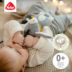Baby kuschelt mit Mini-Spieluhr Esel aus der Fehn 1.0 - 2.0 Kollektion