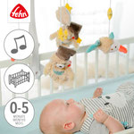 Baby im Kinderbett mit Mobile Bär von Fehn