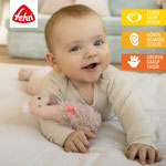 Baby spielt mit Stabgreifling aus der Lazy, Crazy & Pink Kollektion von Fehn
