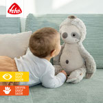 Baby kuschelt mit Faultier von Fehn