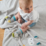 Baby mit Fehn Rasselsocken Katze Ayko