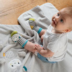 Baby mit Fehn Rasselsocken Katze Ayko
