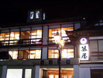 夜景に浮かぶ旧藤屋。雰囲気たっぷりで大正ロマンそのもの。