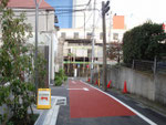 奥に馬場の駅が見えるよ（この景色で直進左折してね）