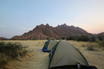 NAMIBIA MOTORRADREISEN ENDUROTOUREN QUADTOUREN GELÄNDEWAGENTOUREN ABENTEUERREISEN OFFROADTOUREN / NAMIBIA DESERT RHINO  WINDHOEK  KHOMASHOCHLAND OMARURU SPITZKOPPE BRANDBERG UIS TWYFELFONTEIN GAI AS UGAB RIVER MESSUM CRATER CAPE CROSS SKELETON COAST 