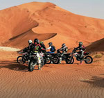GRUPPO ENDURO DAVANTI ALLE ALTE DUNE DELLA RUB AL KHALI IN OMAN