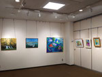 【第20回絵画グループ展】2024年1月31日～2月5日  ※展示が隣同士のメンバーT様に画像掲載の承諾を得ました☆左側よりT様作《輝く渓谷》《マリーナの休日》右から3番目《秋の野菜》ステキです♪