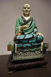 Sitzender Lohan (Arhat), Ton mit farbiger Glasur, China, 16. Jh. u. Z.