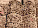 Terrakottakalligraphien an den Wänden des Qutub Minar, Delhi, Indien