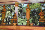 Im Vat That Luang in Luang Prabang, 2. von rechts: Geste des tiefen Nachdenkens