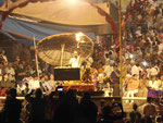 Hindupriester bei einer abendlichen Puja am Gangesufer von Varanasi