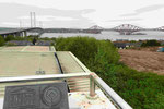 Blick auf zwei der drei Brücken über den Firth of Forth bei Edinburgh, Schottland