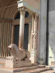 Seiteneingang des Doms von Modena, Italien