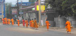 Mönche beim morgendlichen Bettelgang in Luang Prabang/Laos