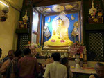Goldene B uddhastatue im Innern des Mahabodhi Tempels von Bodhgaya, Indien