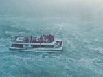 Besucherschiff in der Gischt der Niagarafälle