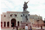 Kolumbusstatue vor Amerikas erster Kathedrale in Santo Domingo, Dom, Rep.
