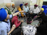 Teetrinken  in einem Sikhtempel in Delhi