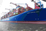 COSCOContainerschiff im Hamburger Hafen