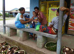 Frauen vor Kaufmannsladen auf Samoa