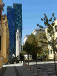 Hochhaus und moderne orthodoxe Kirche in Tirana, Albanien