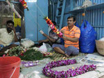 Blumenkettenherstellung auf Kolkatas Blumenmarkt