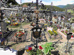 Friedhof in Kastelruth, Südtirol, mit geschmiedeten Eisengrabkreuzen