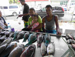 Fischerfamilie auf dem Fischmarkt von Apia, Samoa