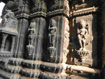 Figuren an einem Hindutempel in Varanasi, Indien