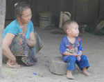 Kind in einem Dorf einer umgesiedelten Minderheit in Laos