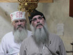 Zwei georgische Popen in einer Felsenkirche