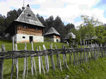 Bauernhäuser im Ethno Dorf Zlakusa, Serbien
