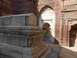 Qutub Minar mit Grabmal in Delhi, Indien