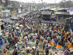 Menschenmassen auf dem Blumenmarkt von Kolkata, Indien