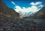 In primo piano il fiume Indo e sullo sfondo la catena del Karakorum