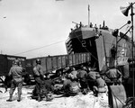 Eisenbahnwaggons werden in Cherbourg entladen