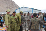 Amitié militaire tadjiko-afghane ! Le bazar se déroule sous la surveillance de militaires des deux pays.