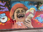 La fresque estivale de Djohn Doe et ses amis sous le pont de l'Avenue de Champagne le long de la coulée verte (2025).