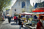 Le marché du mardi matin place Museux avec Saint-Maurice en arrière-plan.