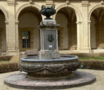 La très belle fontaine de Coustou qui a beaucoup voyagé, du marché aux draps (place du Forum actuelle) à la place Saint-Nicaise, puis au cloître du musée Saint-Remi.