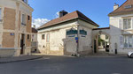 Entrée de la maison de champagne Martel. Bâtiment du XVIIIe  siècle. Ancienne brasserie comme en témoigne la cheminée de la touraille, four servant à sécher le houblon.