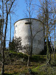 La tour du Puits, dernier vestige des remparts du XIVe siècle, sur la colline Saint-Nicaise.