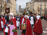 Défilé des confréries de viticulteurs se rendant à la basilique Saint-Remi pour la Saint-Vincent de janvier 2007.