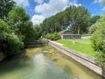 Sur la Vesle, ce qui reste des anciens 'Bains des Trois-Rivières: les cabines.