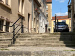Rue des Martyrs reliant la rue des Créneaux et la rue du Grand-Cerf. Sans doute la seule rue de Reims se terminant en escaliers.