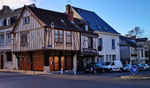 Sans doute la plus vieille maison de Reims (XVIe siècle?) au 24 de la place Saint-Timothée. Avec le 22, a survécu aux bombardements de 14-18.