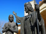 Statue de Saint Remi baptisant Clovis par Daphné du Barry, située sur le côté du chevet de la basilique Saint-Remi.