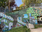 Habillage de l'escalier conduisant du pont de Venise à la coulée verte par une fresque de T. Artis.