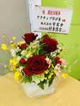 10周年記念　進学塾SOILの村東塾長(育星舎社長)よりお花をいただきました。