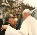 Benedizione del portale in Bronzo in Piazza San Pietro: Sua Santità, Don Paolo Ricci e Tommaso Gismondi